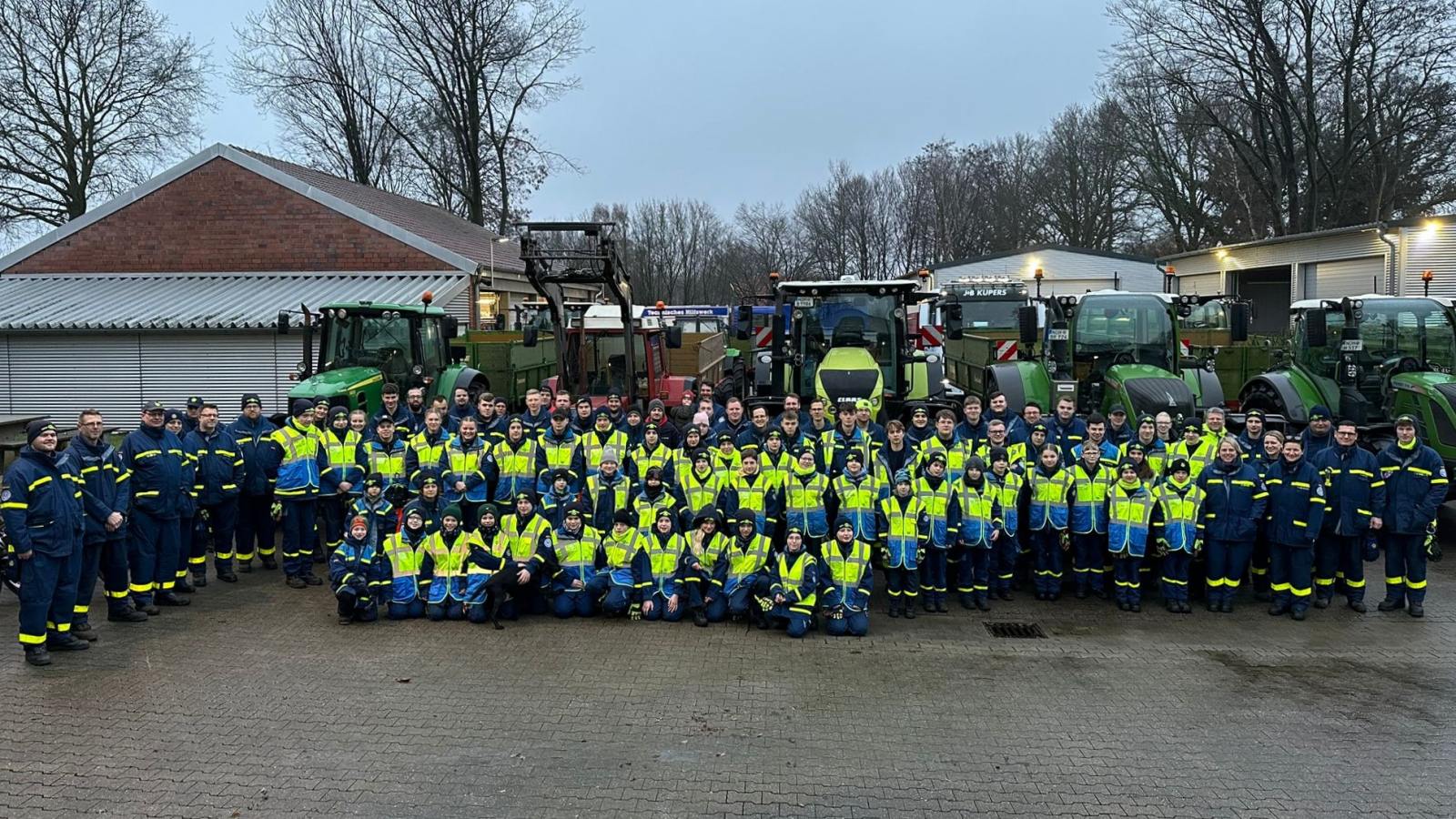 Die etwa 100 ehrenamtlichen Weihnachtsbaumsammlerinnen und -sammler der THW-Jugend Nordhorn. (Foto: THW OV Nordhorn)